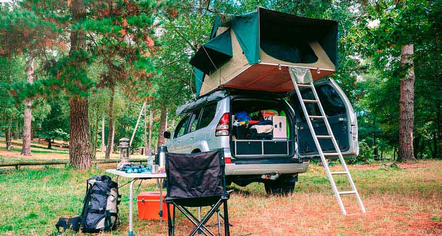 Camioneta 4x4 adaptada para acampar