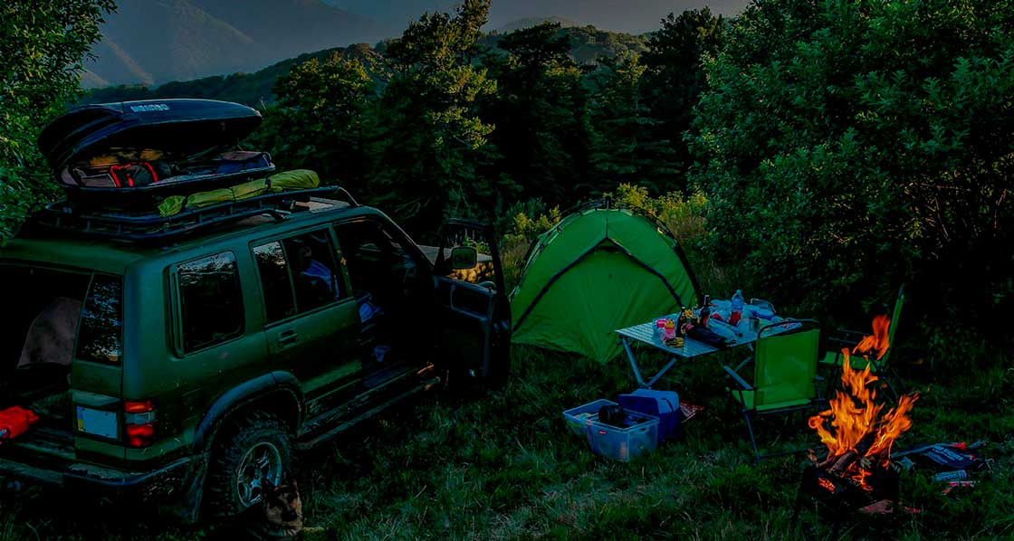Camioneta 4x4 acampando en la noche